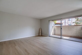 5543 Adobe Falls Rd-Unit -Adobe Falls in San Diego, CA - Building Photo - Building Photo