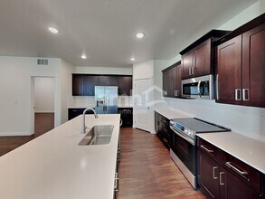 1565 N Barkvine Ave in Star, ID - Foto de edificio - Building Photo