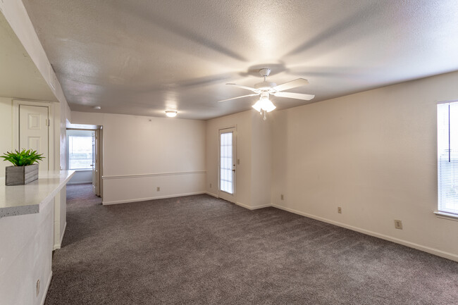 Gable Hills in Tulsa, OK - Building Photo - Interior Photo