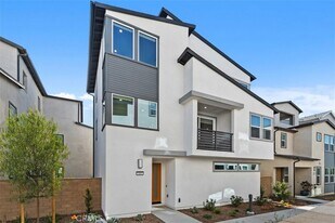 145 Sora in Irvine, CA - Building Photo