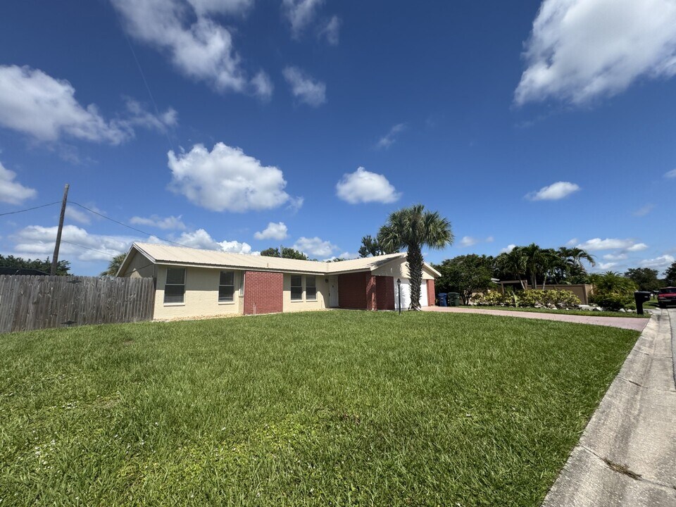 129 Algiers Dr in Venice, FL - Building Photo