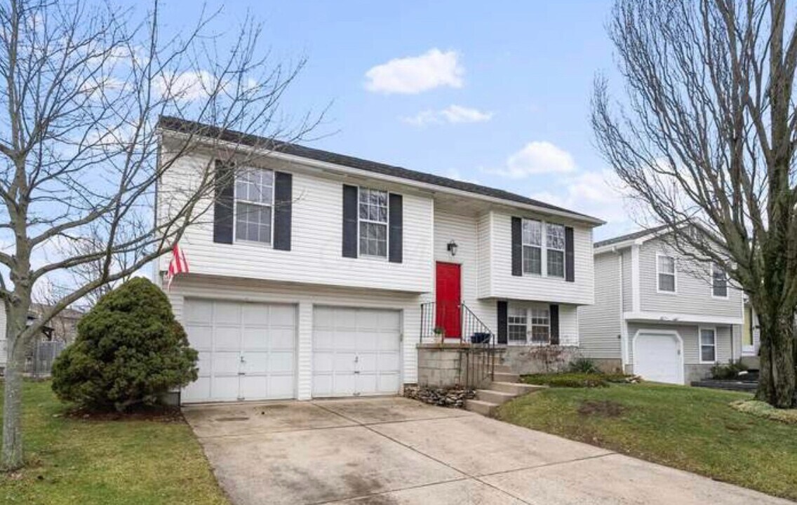 7871 Kiowa Way in Worthington, OH - Building Photo