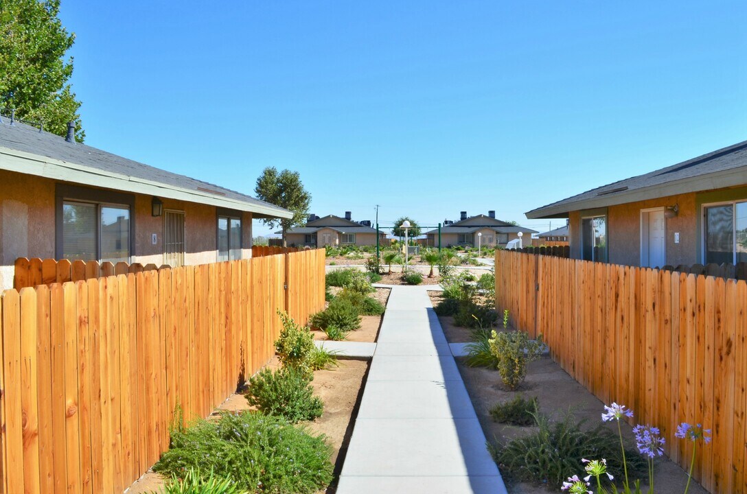 Desert Luna Apartments in Hesperia, CA - Foto de edificio