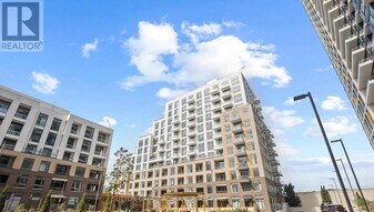 8 Beverley Glen Blvd in Vaughan, ON - Building Photo