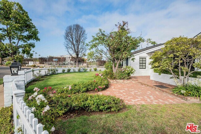 548 Alma Real Dr in Los Angeles, CA - Building Photo - Building Photo