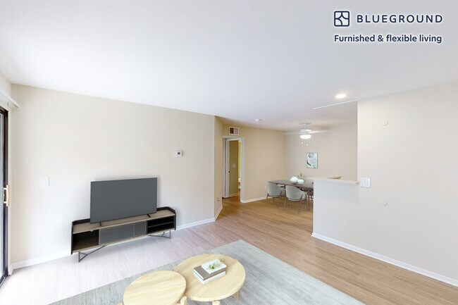 10024 Paseo Montril, Unit SI FL3-ID450A in San Diego, CA - Foto de edificio - Building Photo