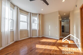 2028 N Hamlin Ave, Unit 2 in Chicago, IL - Foto de edificio - Building Photo