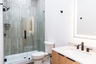 5614 Larkin St in Houston, TX - Foto de edificio - Building Photo