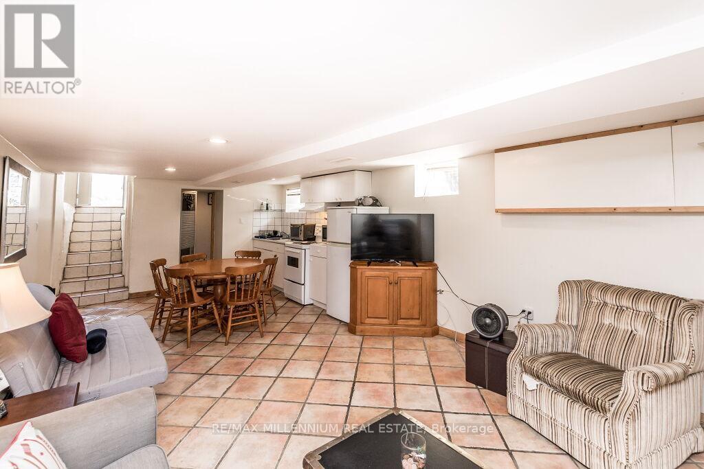 533 Beresford Ave in Toronto, ON - Building Photo
