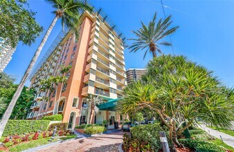 2951 S Bayshore Dr in Miami, FL - Building Photo - Building Photo