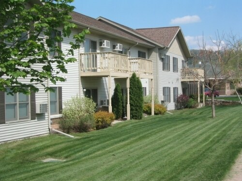 Courtyard Apartments in La crosse, WI - Building Photo