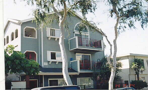 1069 Raymond Ave in Long Beach, CA - Building Photo - Building Photo