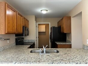 30661 Hidden Pines Ln, Unit Spacious Condo in Roseville, MI - Foto de edificio - Building Photo