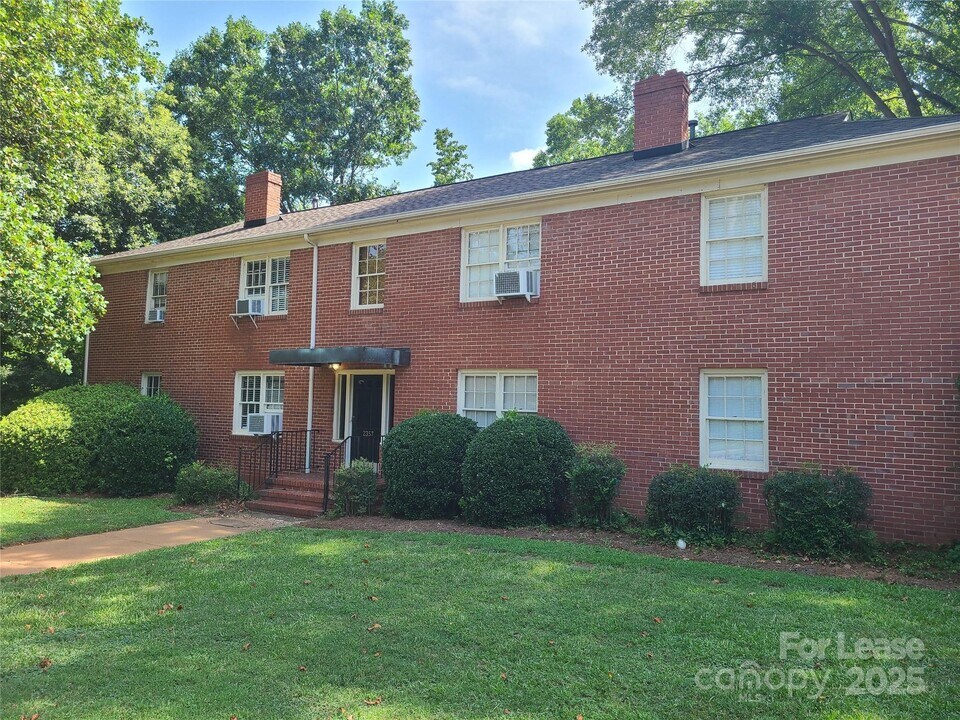 2357 Sharon Rd in Charlotte, NC - Building Photo