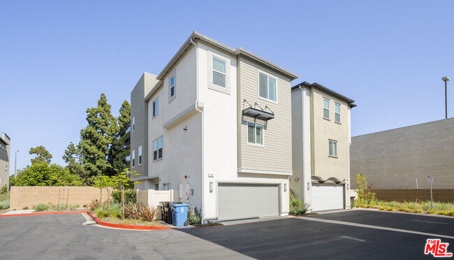 756 Daniel Freeman Cir in Inglewood, CA - Building Photo - Building Photo