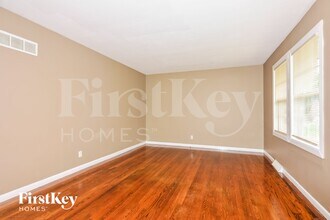 1007 Chambers Rd in Ferguson, MO - Foto de edificio - Building Photo