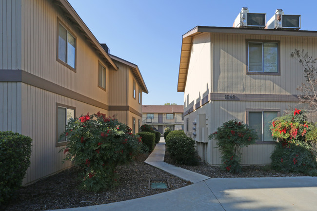 Willow Glen Apartments in Reedley, CA - Building Photo - Building Photo