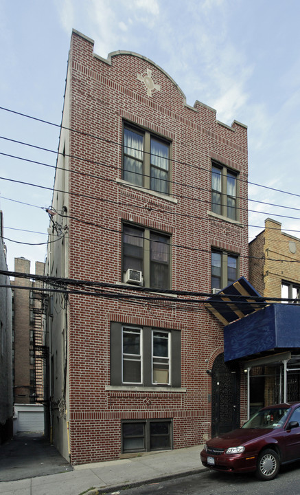 687 E 234th St in Bronx, NY - Building Photo