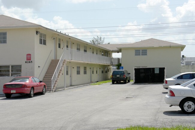 6265 W 22nd Ct in Hialeah, FL - Foto de edificio - Building Photo