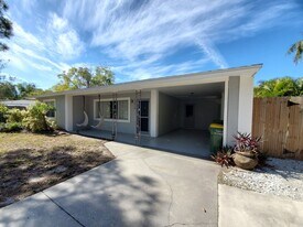 5015 Eastchester Dr in Sarasota, FL - Building Photo