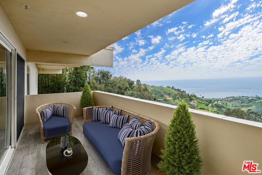 21838 CASTLEWOOD Dr in Malibu, CA - Building Photo