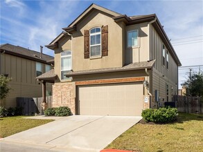 7233 Menchaca Rd in Austin, TX - Foto de edificio - Building Photo