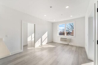 43-45 W 32nd ST Unit 305 in Bayonne, NJ - Building Photo - Building Photo