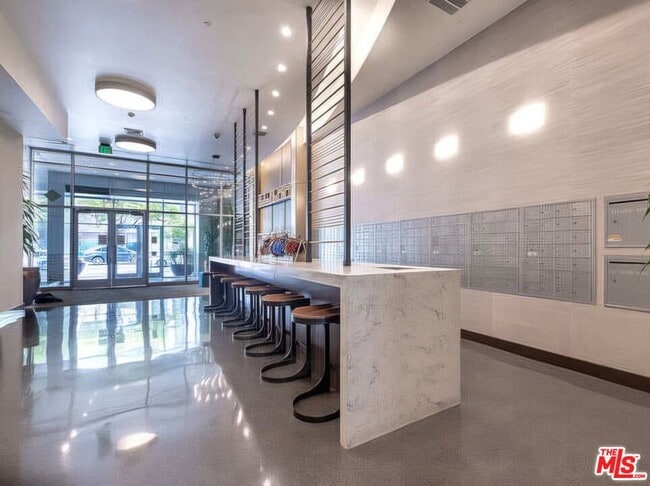 3810 Wilshire Blvd in Los Angeles, CA - Building Photo - Building Photo