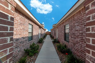 1013 W La Pointe Ave in Alton, TX - Foto de edificio - Building Photo