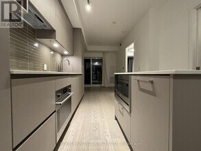 1 Yorkville Ave in Toronto, ON - Building Photo - Building Photo