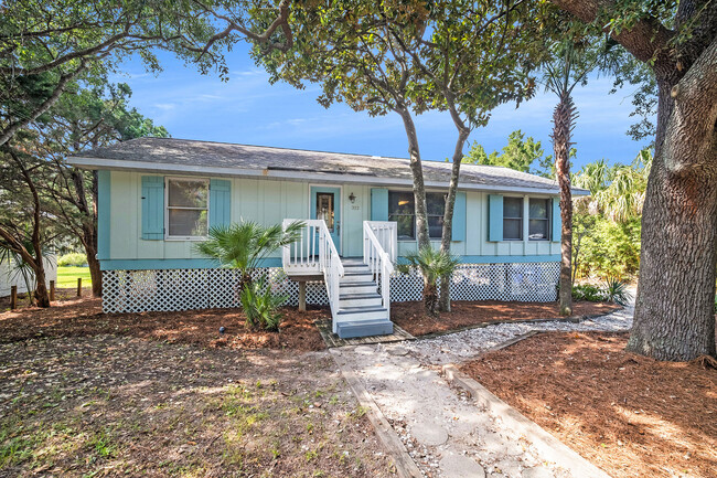 312 W Cooper Ave in Folly Beach, SC - Foto de edificio - Building Photo