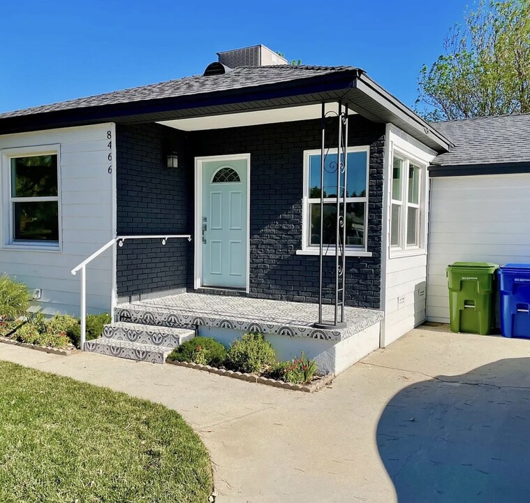 8466 Quartz Ave in Winnetka, CA - Foto de edificio