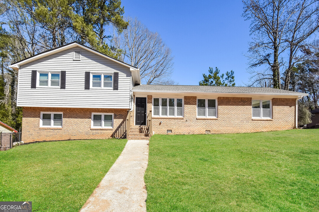 300 San Carlos Ct in Stone Mountain, GA - Building Photo