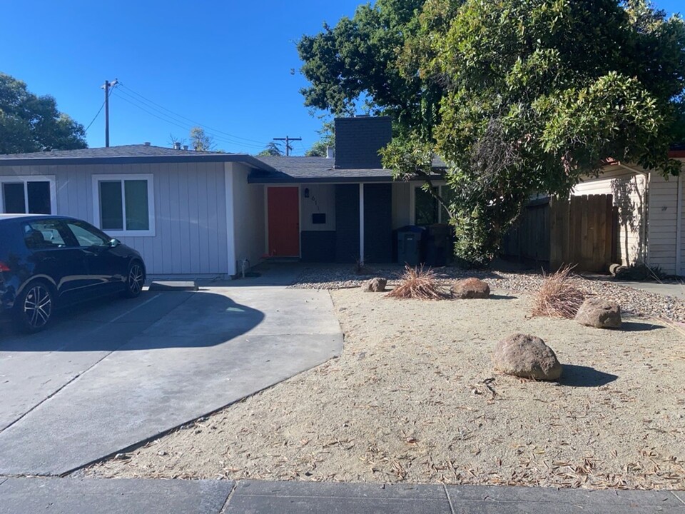 611-613-613 Russell Blvd in Davis, CA - Building Photo