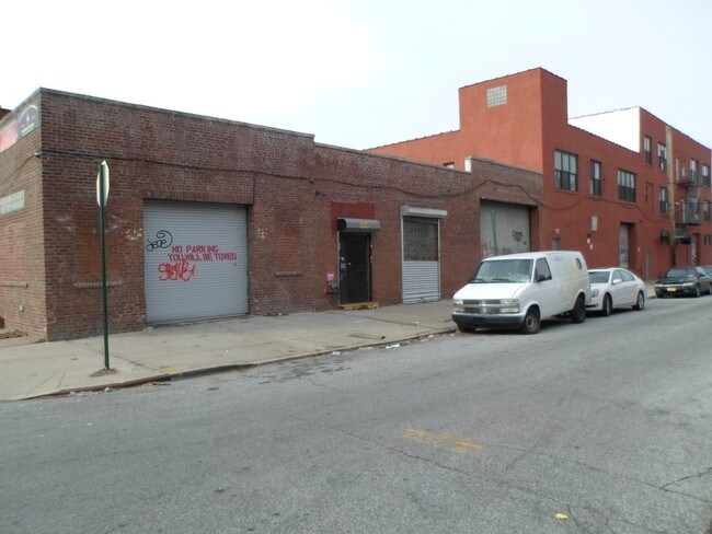 300 Richardson St in Brooklyn, NY - Foto de edificio - Building Photo