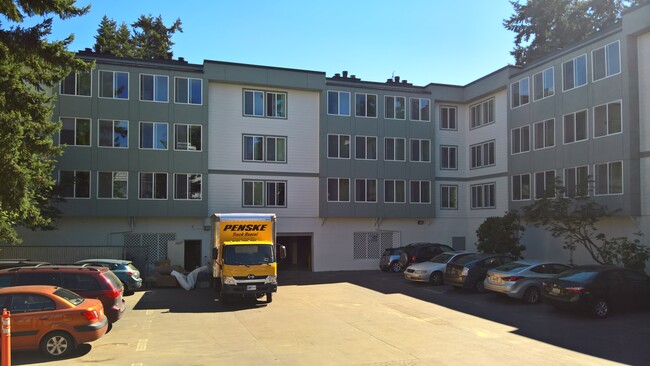 13717 Linden Ave N, Unit #218 in Seattle, WA - Foto de edificio - Building Photo