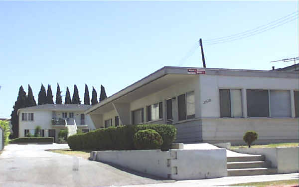 2520 Virginia Ave in Santa Monica, CA - Building Photo