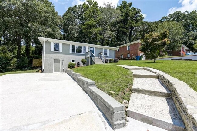 2353 Larchwood Rd SW in Atlanta, GA - Building Photo - Building Photo