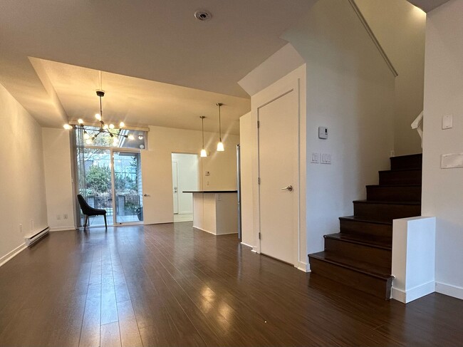 4913 Dawson St in Burnaby, BC - Building Photo - Building Photo