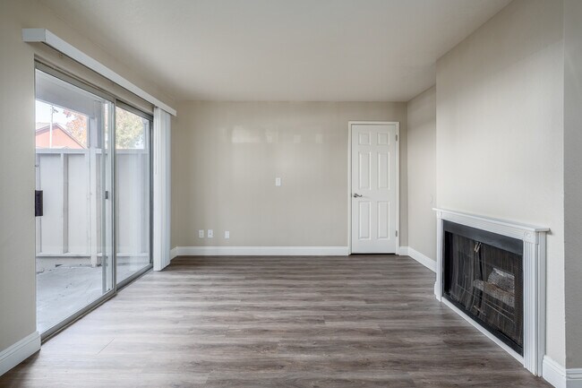 College Grove Apartments in Sacramento, CA - Building Photo - Interior Photo