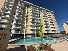 2000 NE 135th St in North Miami, FL - Building Photo