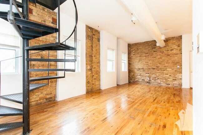 2061 N Hoyne Ave, Unit 1N in Chicago, IL - Foto de edificio - Building Photo