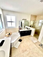 10450 NW 69th Terrace in Doral, FL - Building Photo - Building Photo
