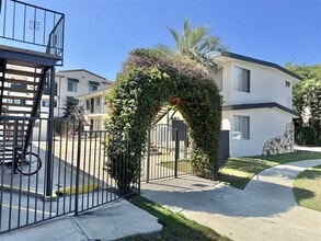 Courtyard Apartments in Anaheim, CA - Building Photo - Building Photo