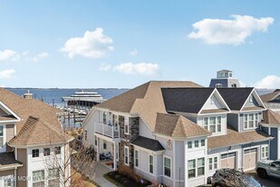 13 Halfmoon Ct in Highlands, NJ - Building Photo