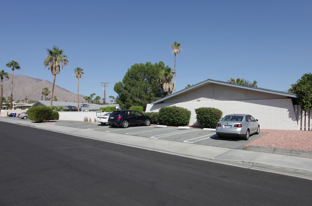 720 E Cottonwood Rd in Palm Springs, CA - Foto de edificio