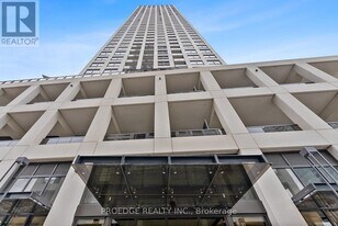 30 Elm Dr W in Mississauga, ON - Building Photo