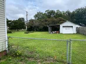 122 Queens Rd in Jacksonville, NC - Foto de edificio - Building Photo