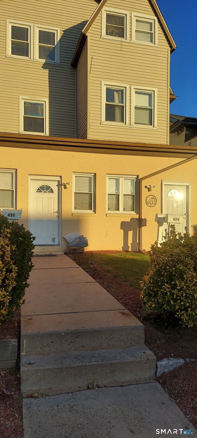 property at 452 Wethersfield Ave