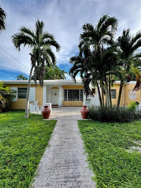 5700 SW 42nd St in Miami, FL - Building Photo